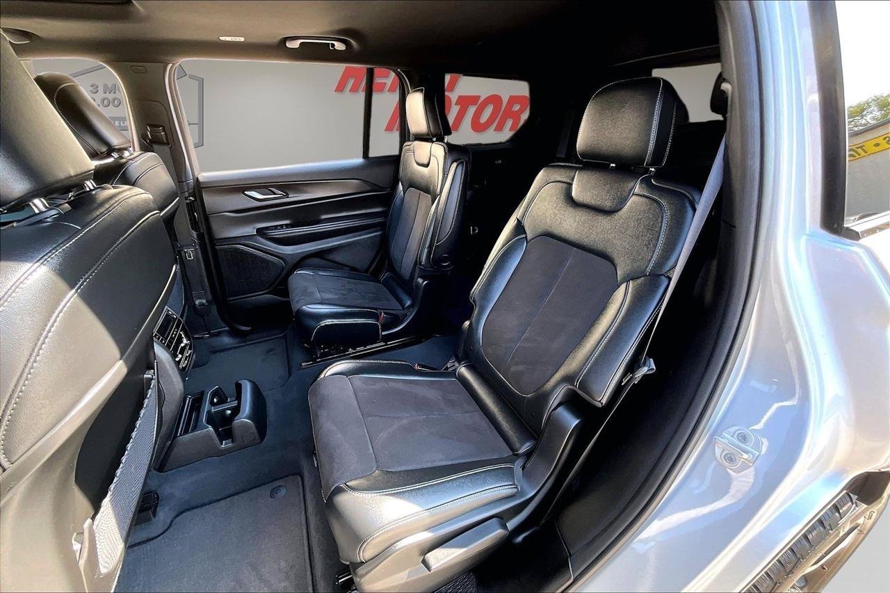 Used 2023 Jeep Grand Cherokee L Laredo AWD/4WD image 23