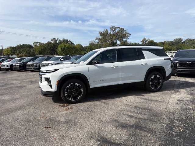 New 2027 Chevrolet Traverse LT w/ Sun and Wheel Package FWD image 3