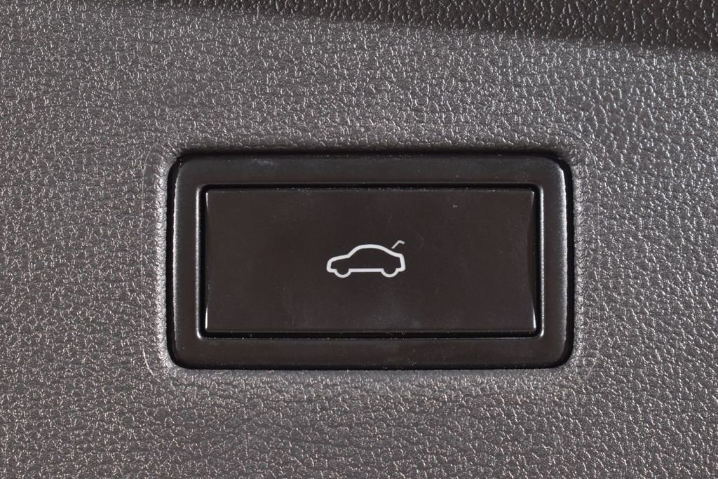 Used 2020 Volkswagen Tiguan SEL AWD/4WD image 6