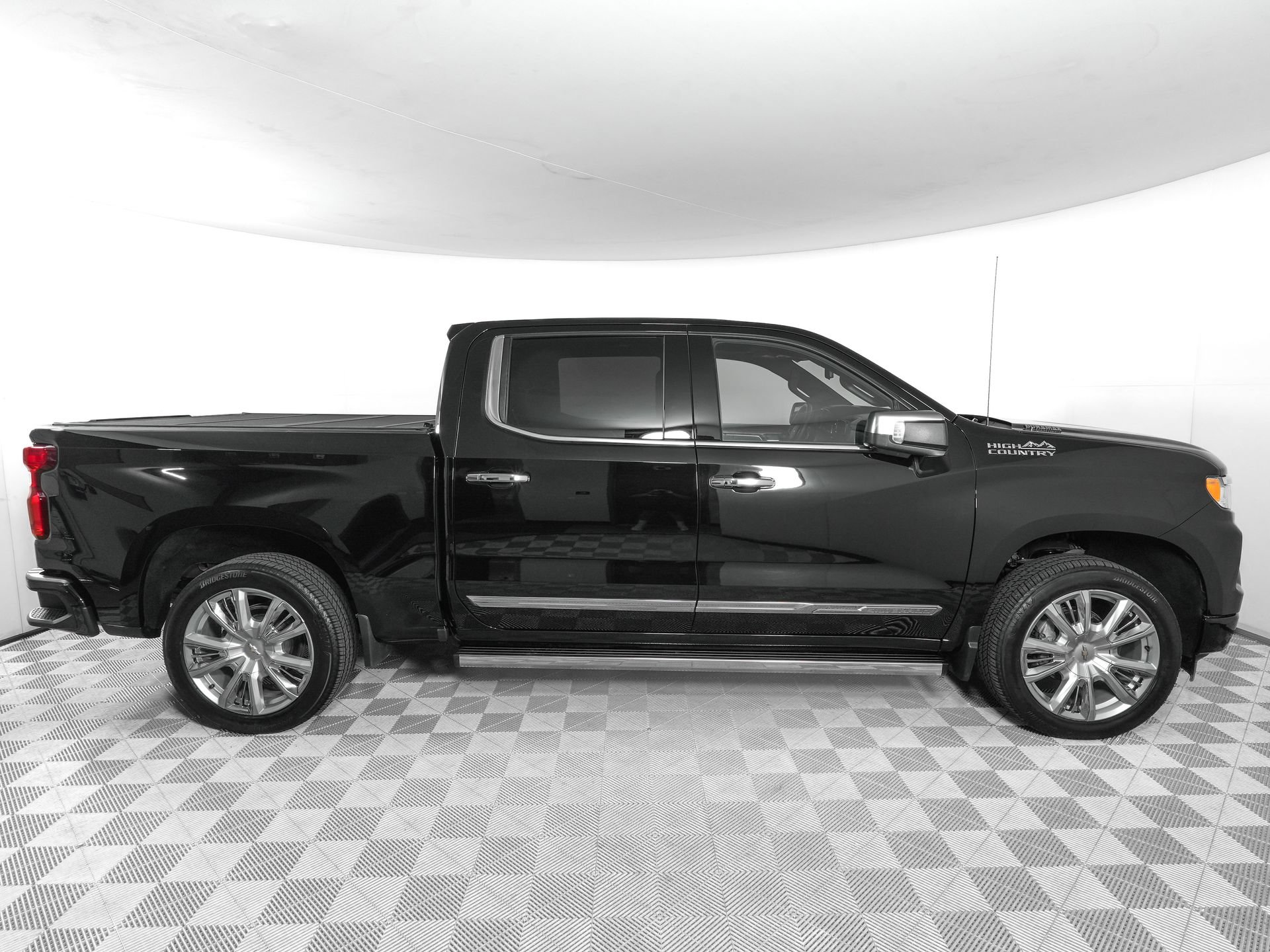 Used 2024 Chevrolet Silverado 1500 High Country w/ High Country Premium Package AWD/4WD image 3
