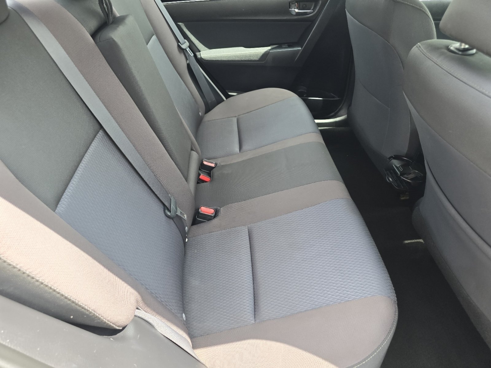 Used 2017 Toyota Corolla LE w/ Carpet Mat Package (TMS) FWD image 20