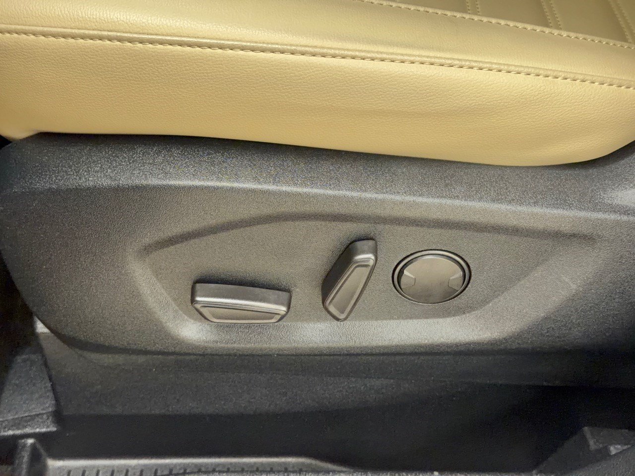 Certified 2020 Ford Edge SEL FWD image 16