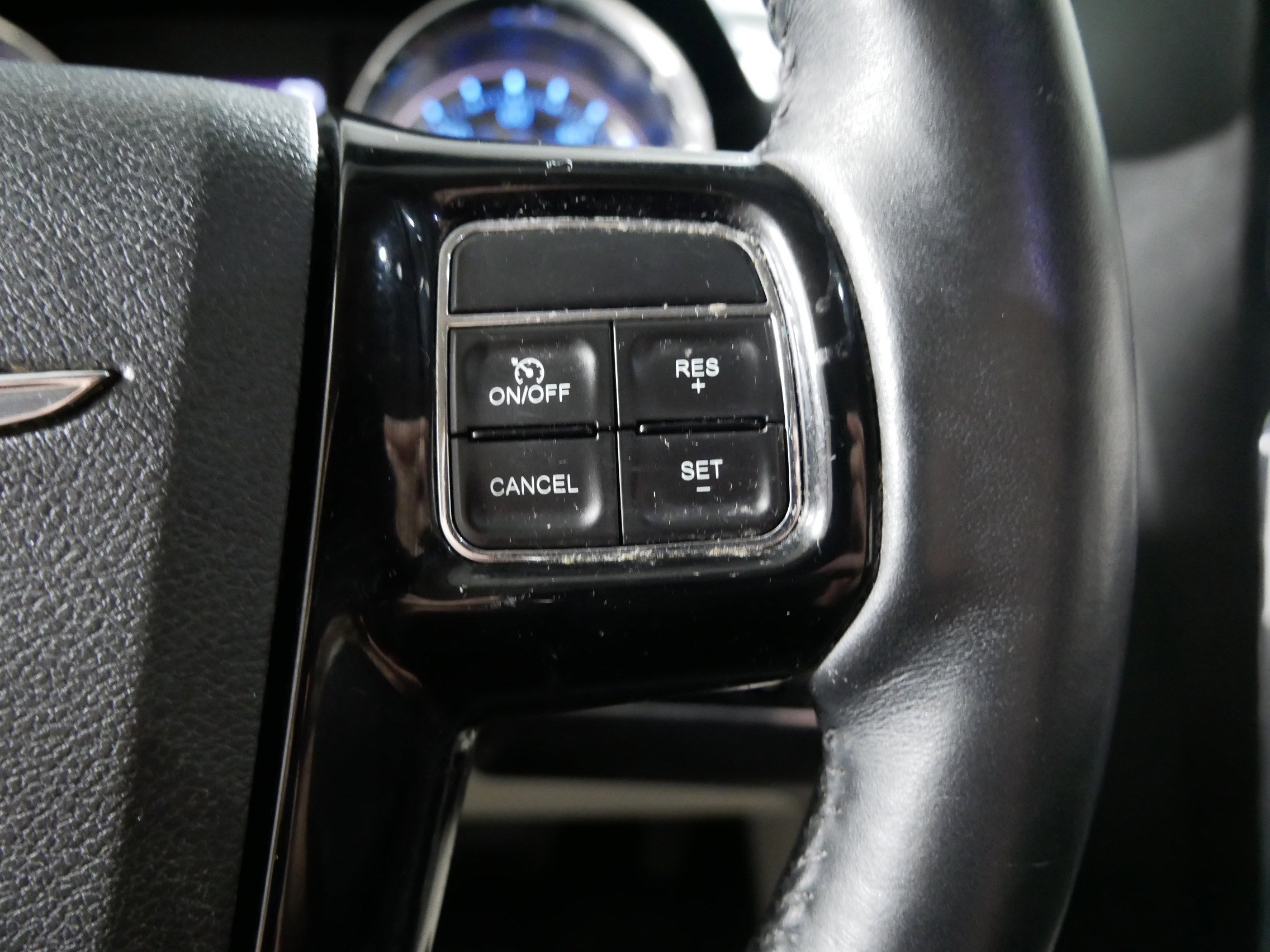 Used 2014 Chrysler Town & Country Touring-L image 28