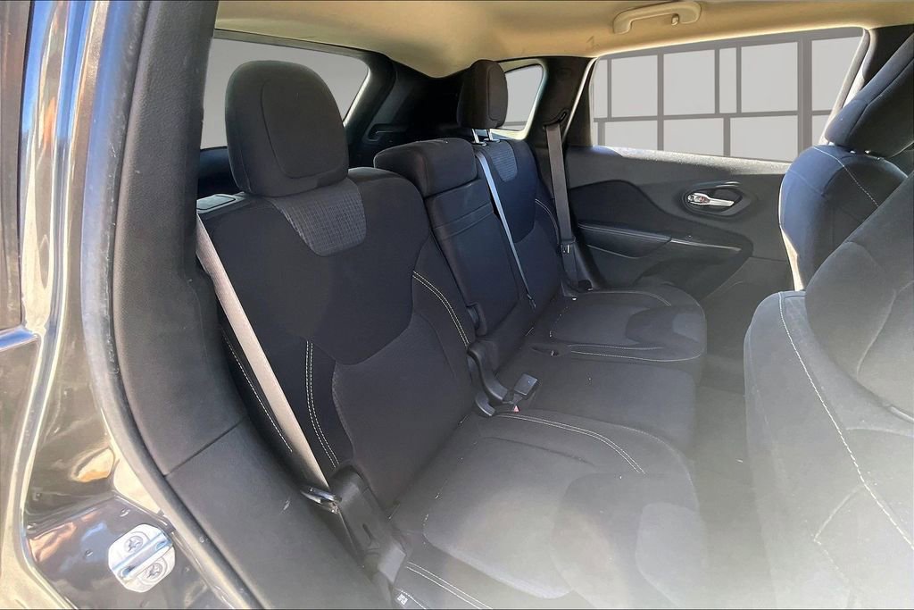 Used 2015 Jeep Cherokee Latitude w/ Comfort/Convenience Group image 25