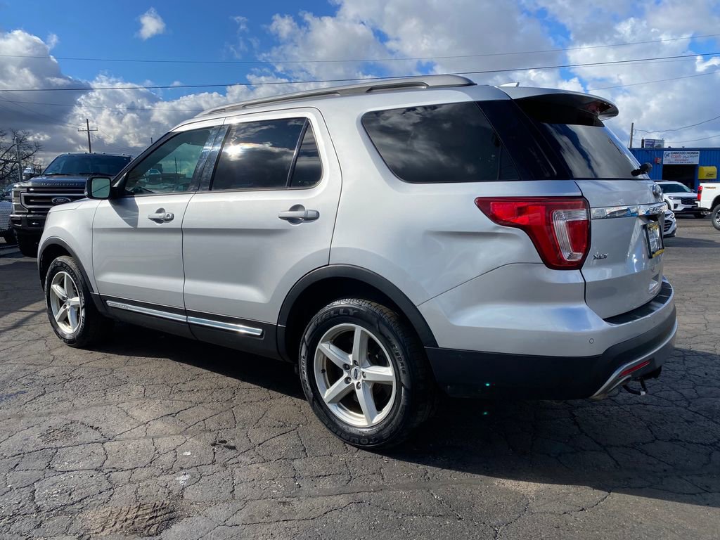 Used 2017 Ford Explorer XLT w/ Equipment Group 202A AWD/4WD image 7