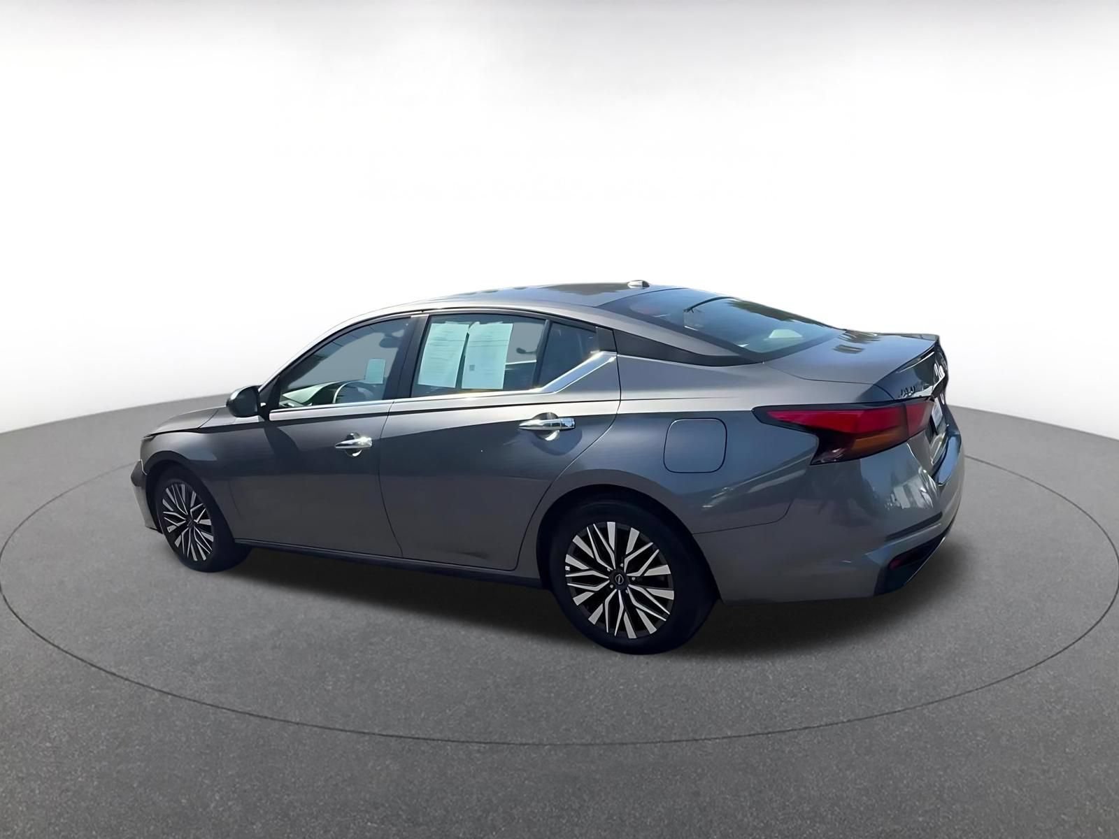 Used 2025 Nissan Altima 2.5 SV FWD image 10