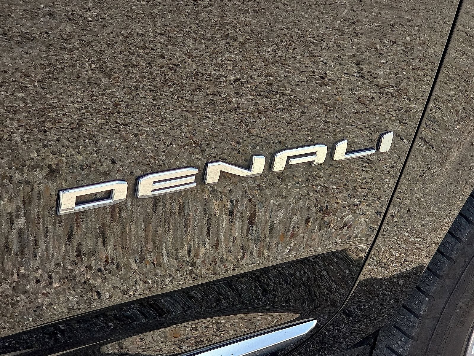 Used 2025 GMC Yukon XL Denali AWD/4WD image 13