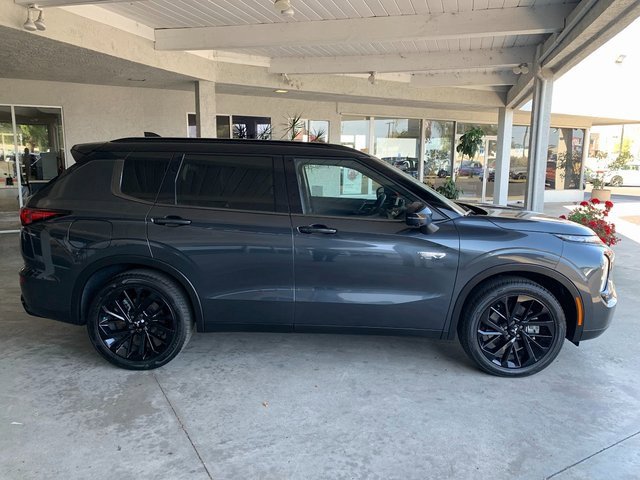 Used 2025 Mitsubishi Outlander SEL Black Edition image 2