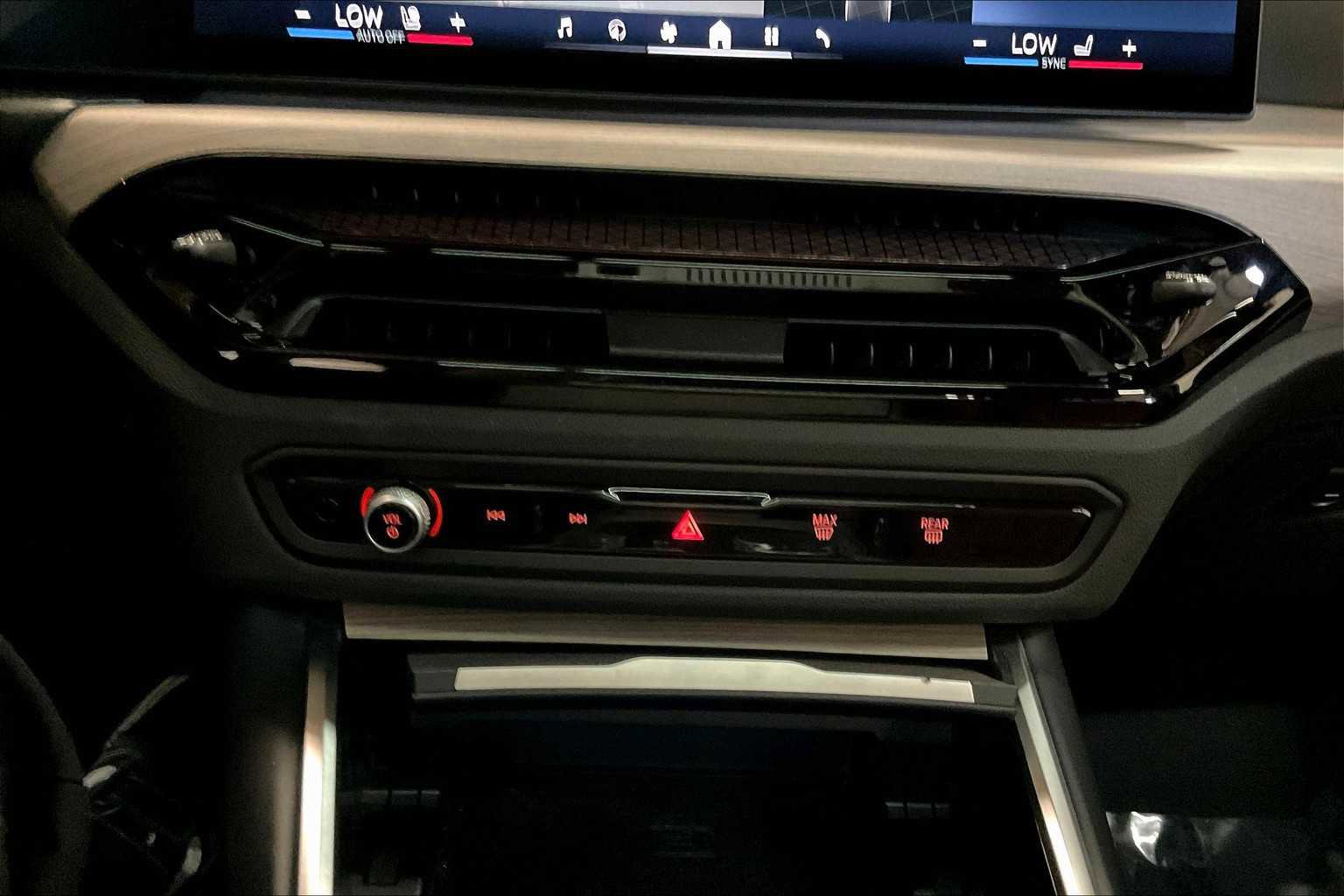 Used 2025 BMW 330i Sedan w/ Premium Package image 36