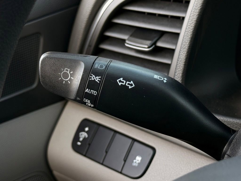 Used 2017 Hyundai Elantra SE image 21