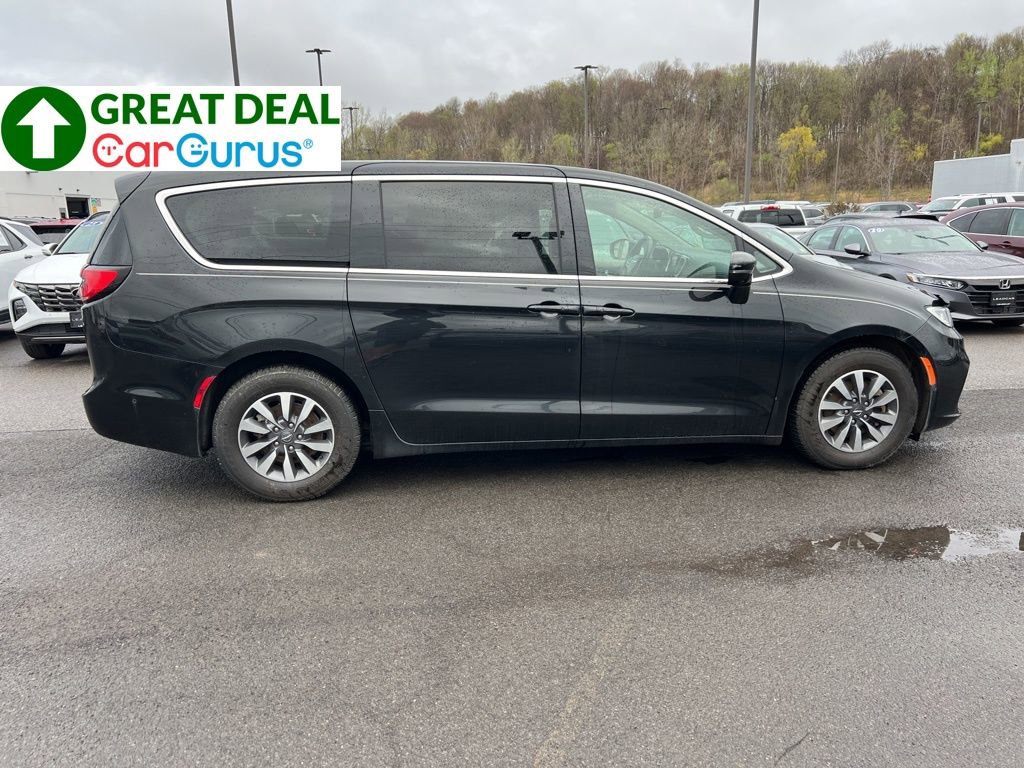 Used 2022 Chrysler Pacifica Touring-L w/ Uconnect Theater Family Group FWD image 6