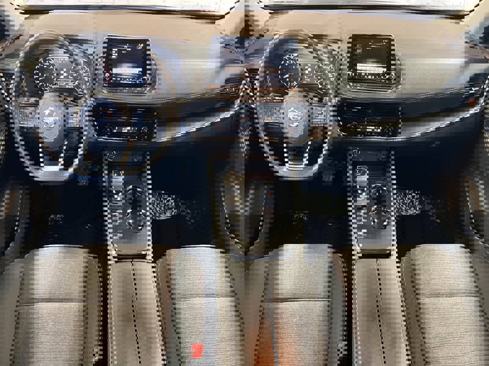 Used 2023 Nissan Rogue SV image 3