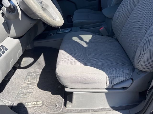 Used 2021 Nissan Frontier SV w/ Midnight Edition Floor Mats AWD/4WD image 17