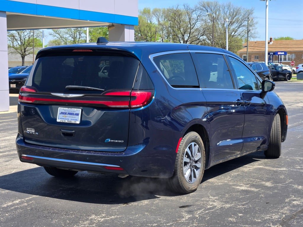 Used 2024 Chrysler Pacifica Select image 11