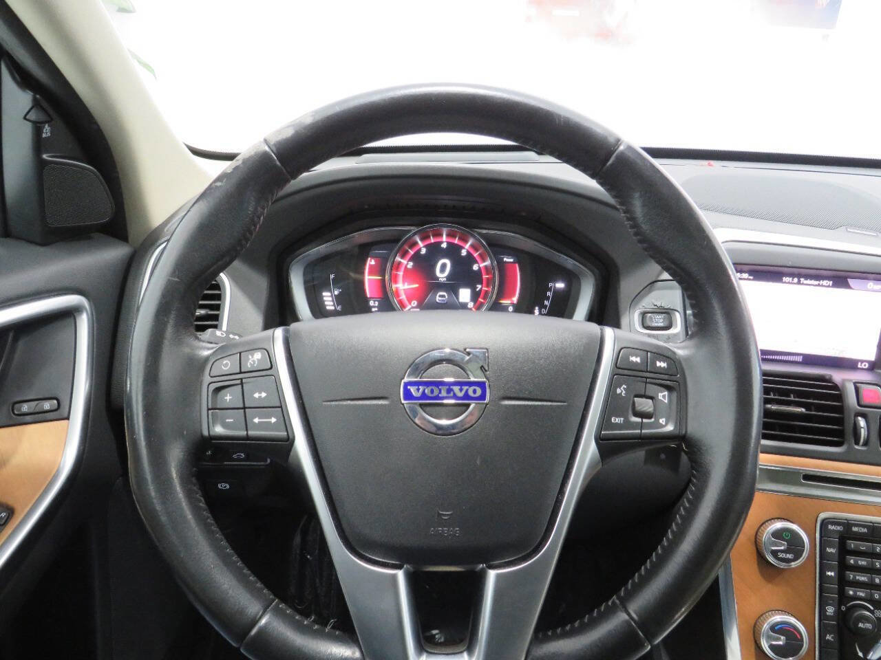 Used 2017 Volvo XC60 T5 Inscription w/ Advanced Package FWD image 15