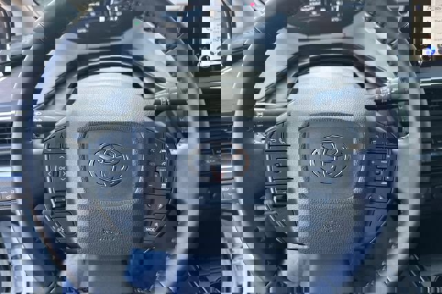 Used 2025 Toyota Prius LE image 27