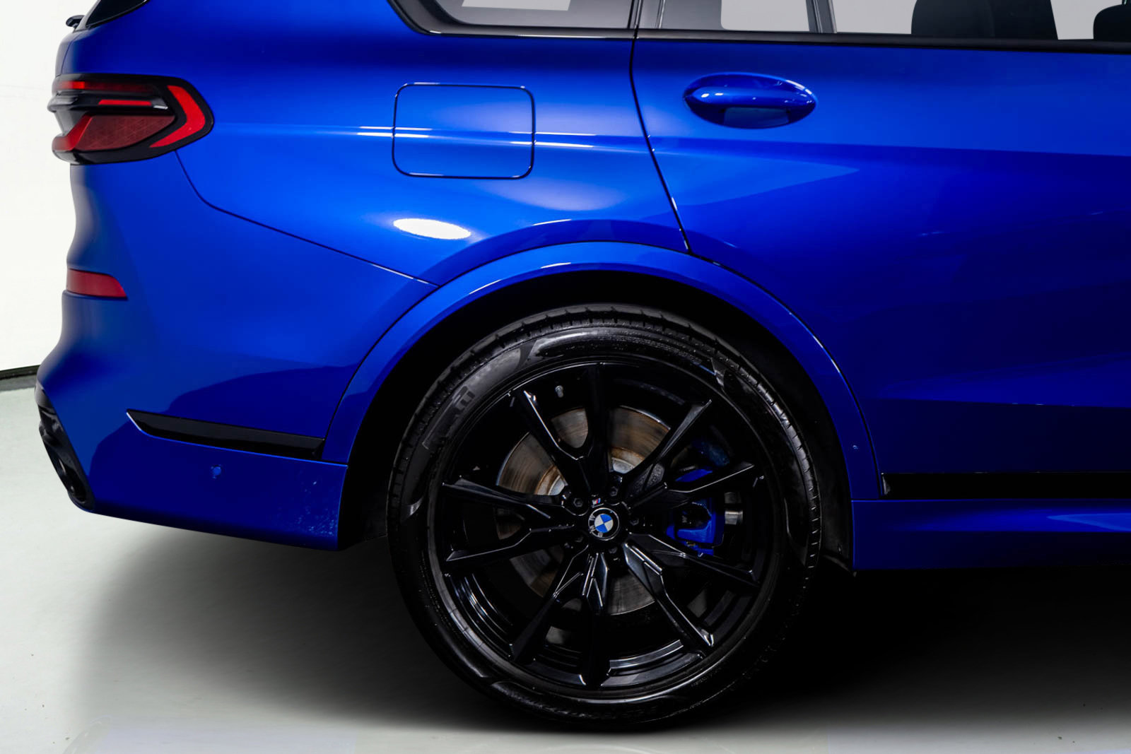 Used 2024 BMW X7 M60i w/ Premium Package image 8