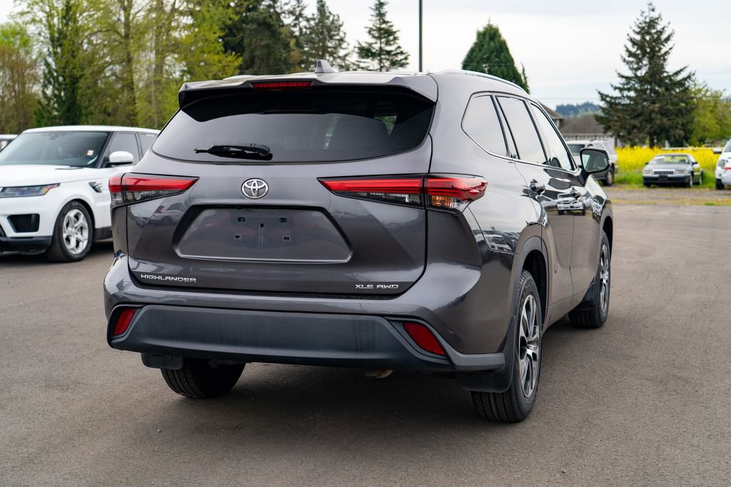 Used 2022 Toyota Highlander XLE AWD/4WD image 9