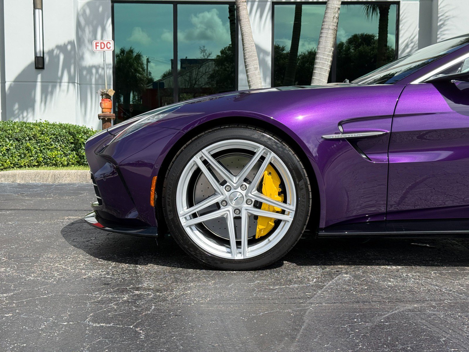 Used 2025 Aston Martin V8 Vantage Coupe RWD image 18