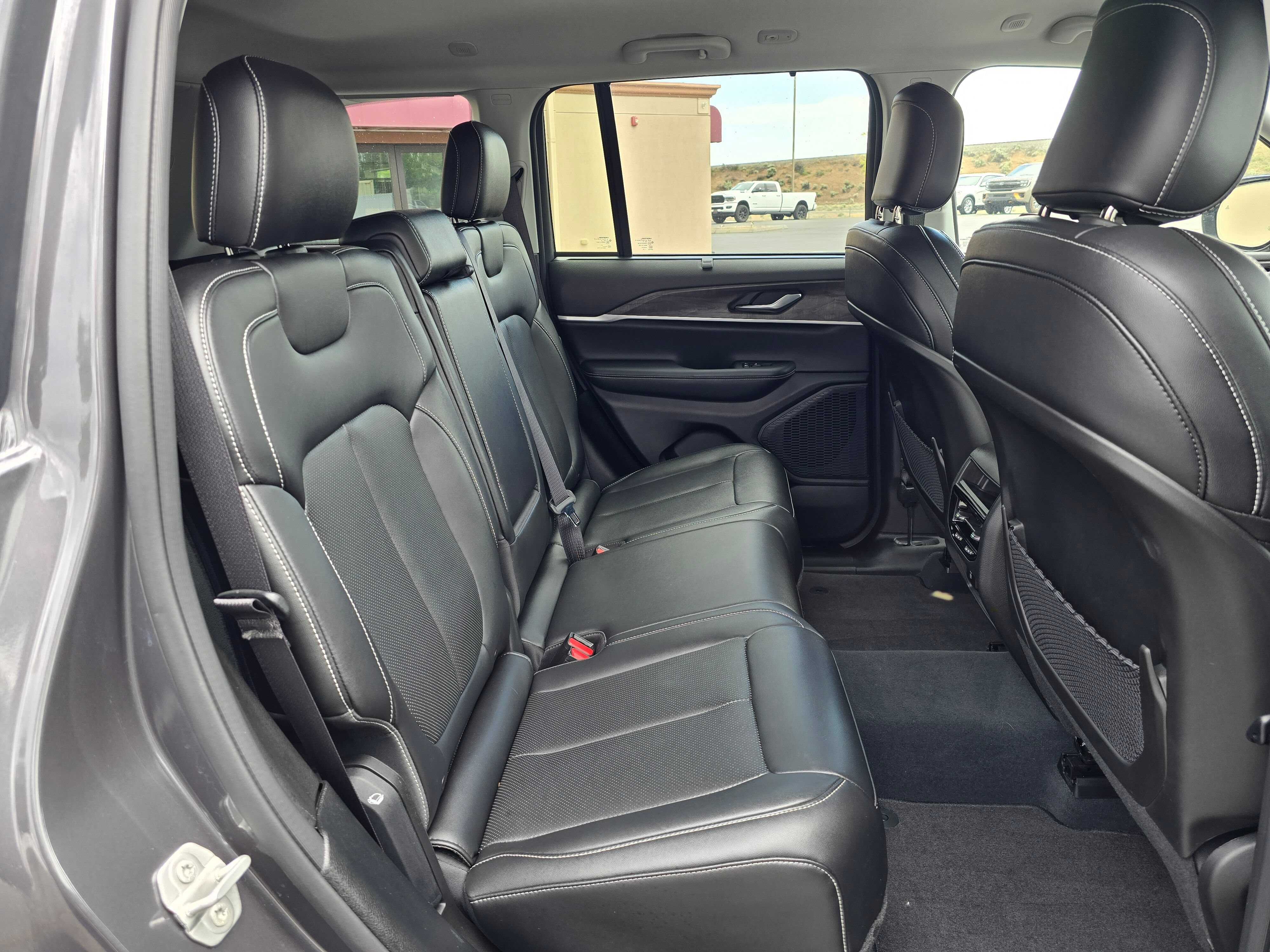 Used 2023 Jeep Grand Cherokee Limited w/ Luxury Tech Group II AWD/4WD image 44