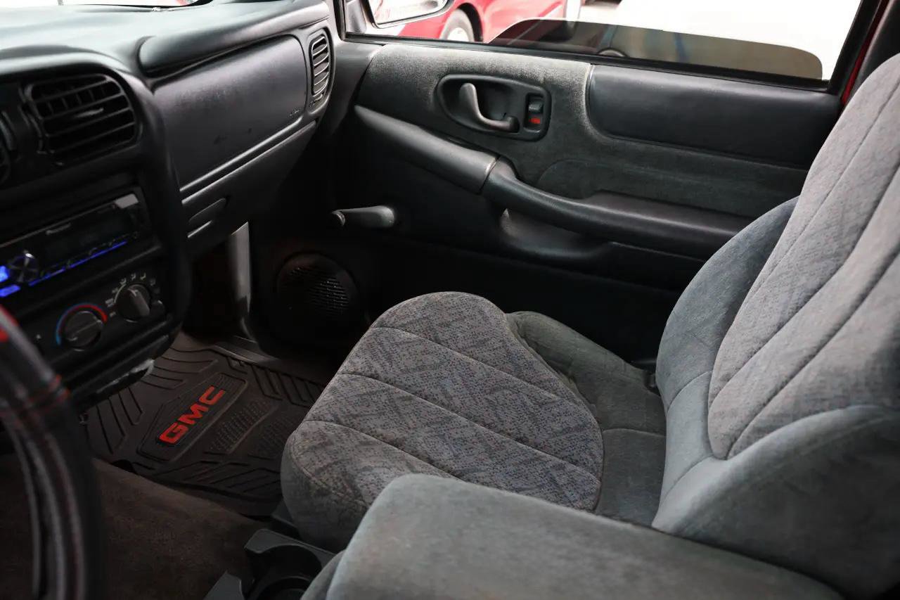 Used 2000 GMC Sonoma SLS w/ SLS Super Spec Pkg 1 image 16