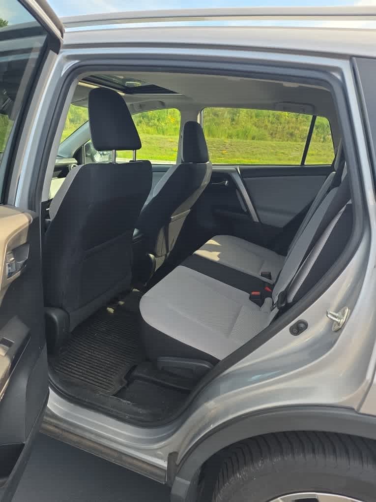Used 2017 Toyota RAV4 XLE AWD/4WD image 6