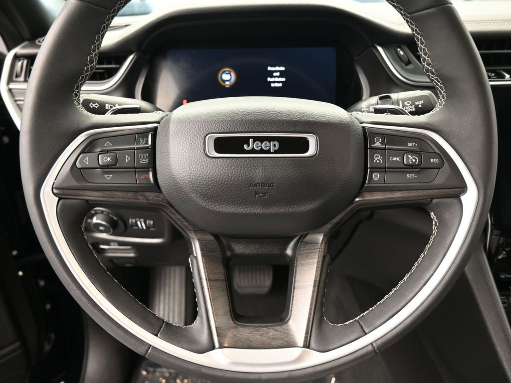 Used 2024 Jeep Grand Cherokee L Limited w/ Black Appearance Package image 31