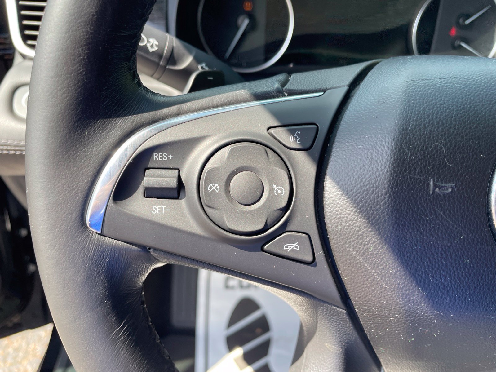 Used 2017 Buick LaCrosse Essence w/ Sun and Shade Package FWD image 18