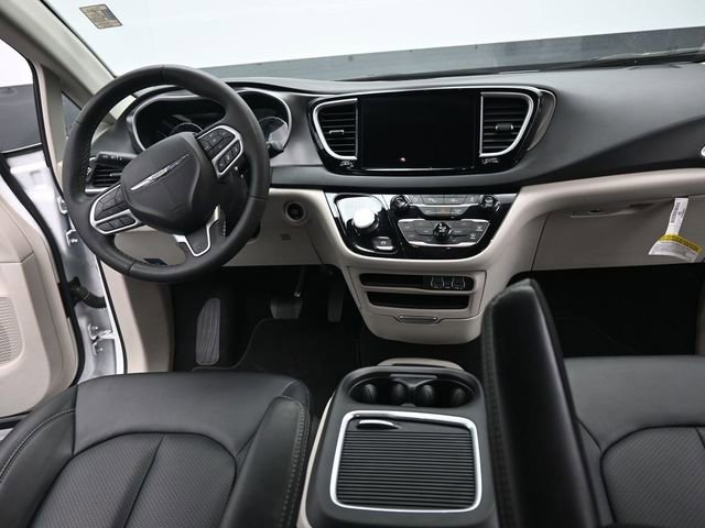 Used 2024 Chrysler Pacifica Touring-L image 28