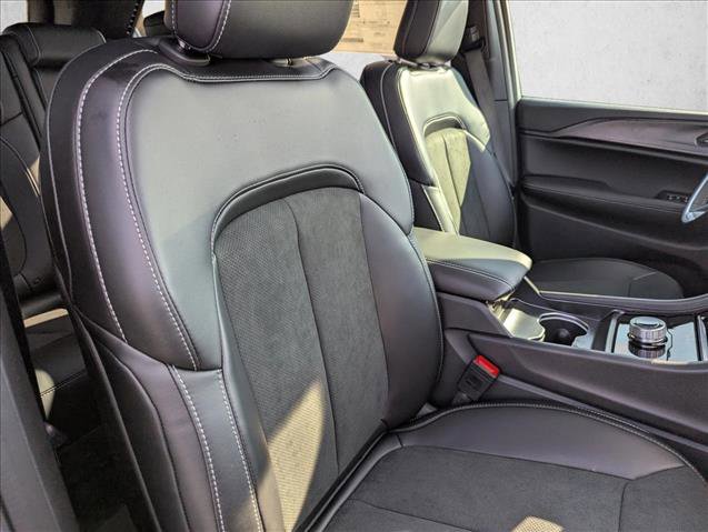 New 2025 Jeep Grand Cherokee Altitude image 29