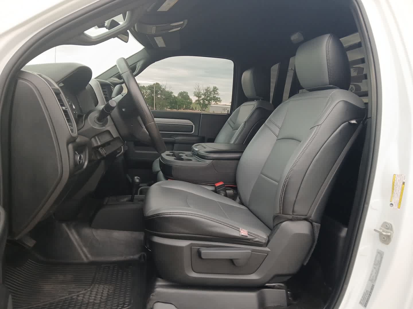 Used 2024 RAM 3500 Tradesman w/ Chrome Appearance Group AWD/4WD image 17