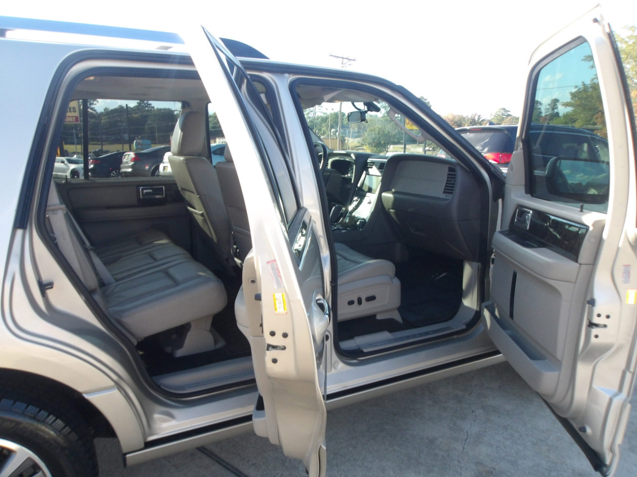 Used 2017 Lincoln Navigator Select image 6