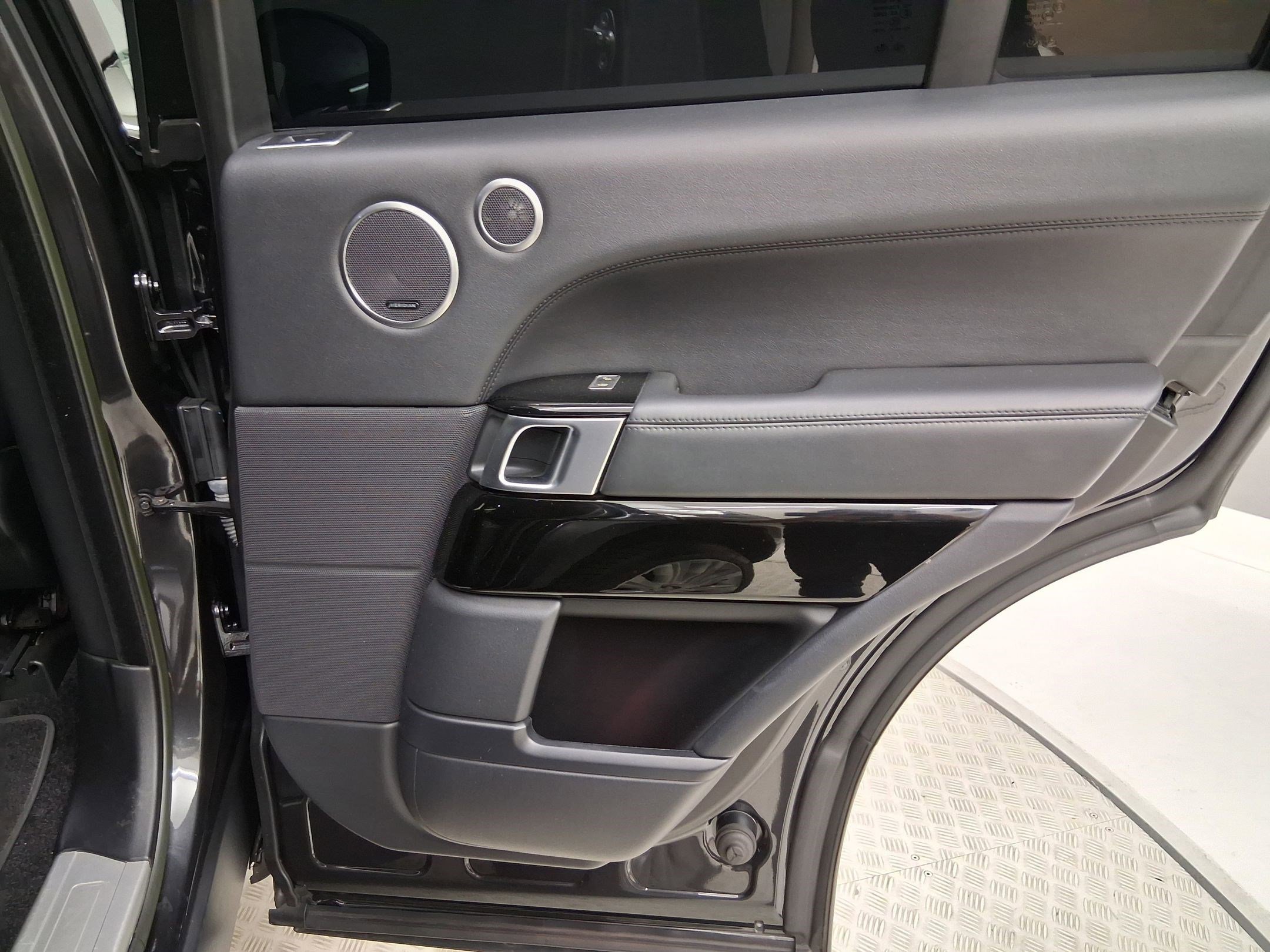 Used 2015 Land Rover Range Rover Supercharged image 32