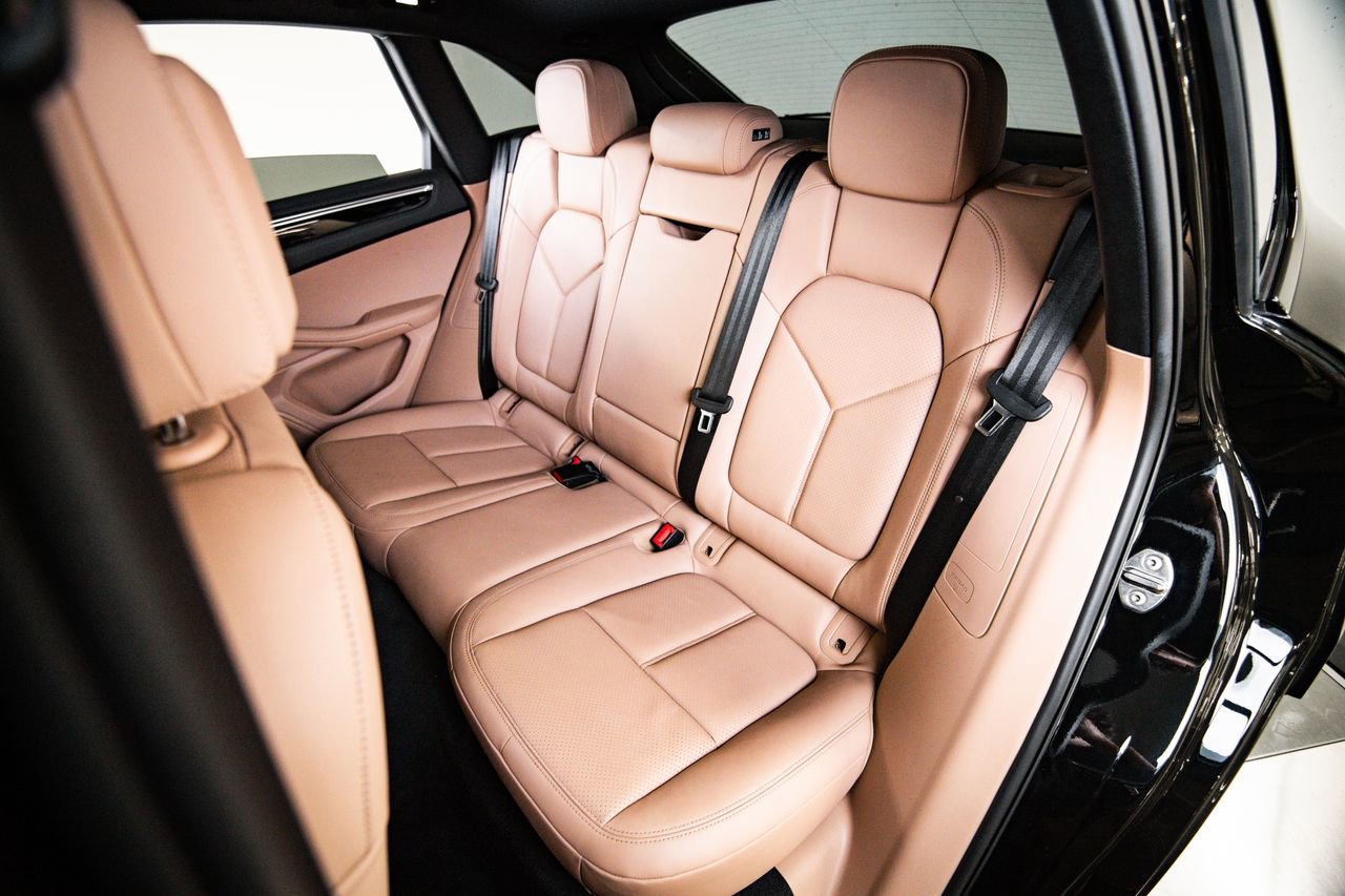 Certified 2025 Porsche Macan AWD/4WD image 24