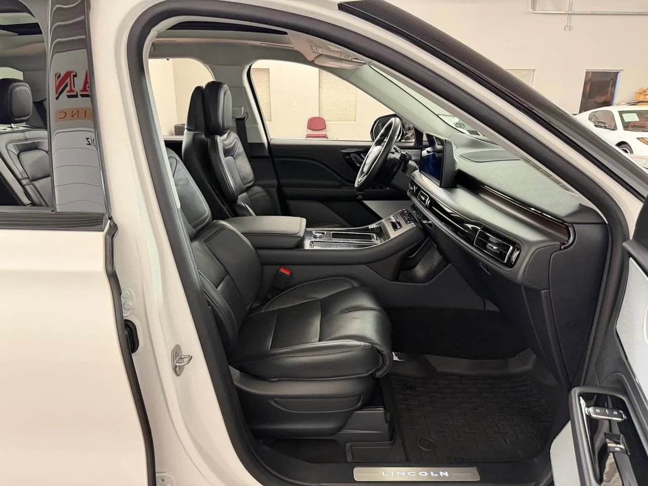 Used 2025 Lincoln Aviator Reserve w/ Equipment Group 201A AWD/4WD image 45