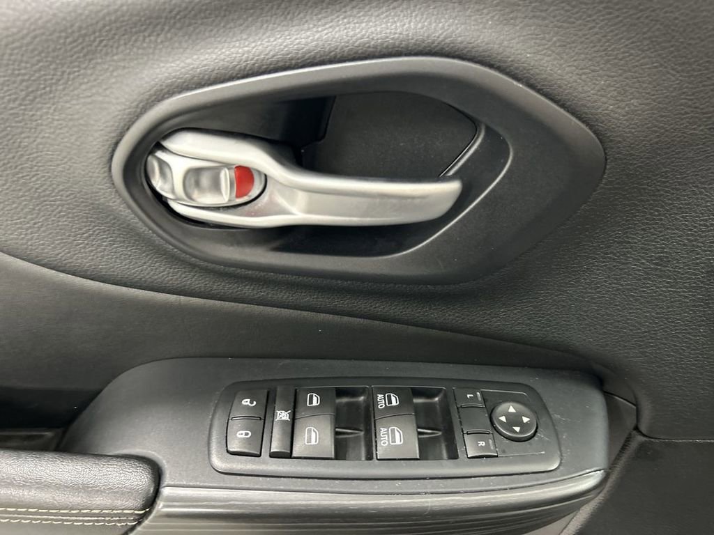 Used 2016 Jeep Cherokee Limited AWD/4WD image 11
