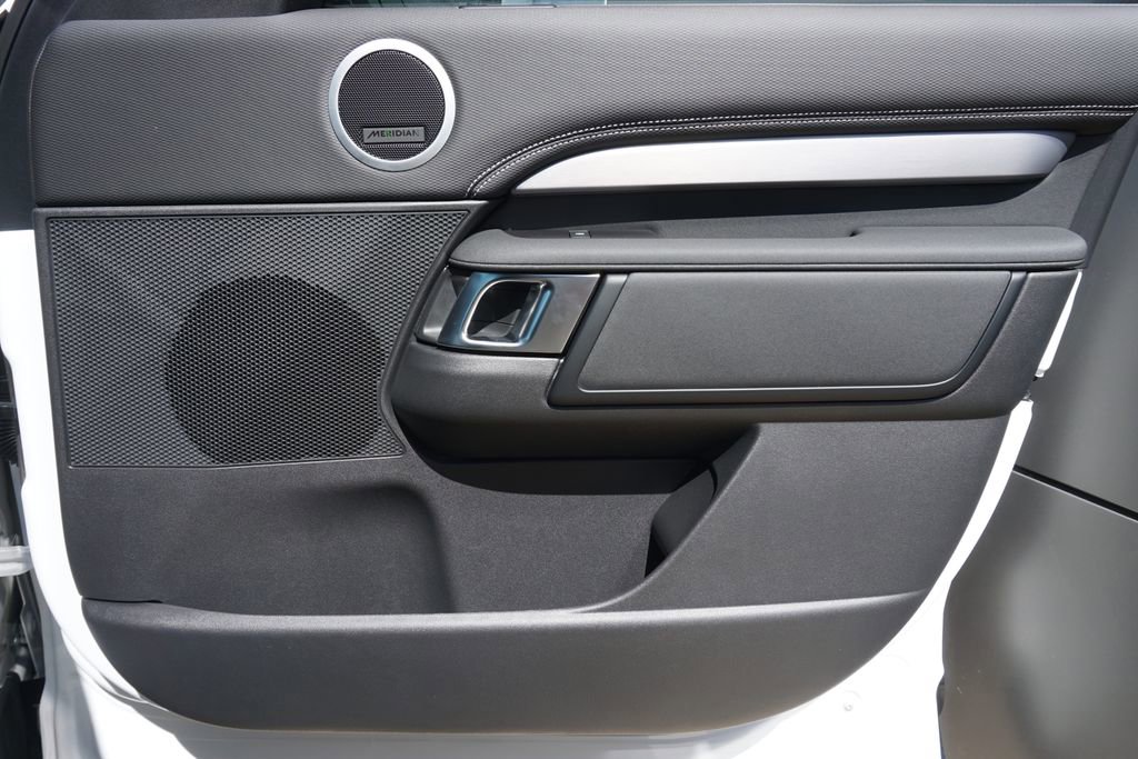 New 2025 Land Rover Discovery Dynamic SE image 21