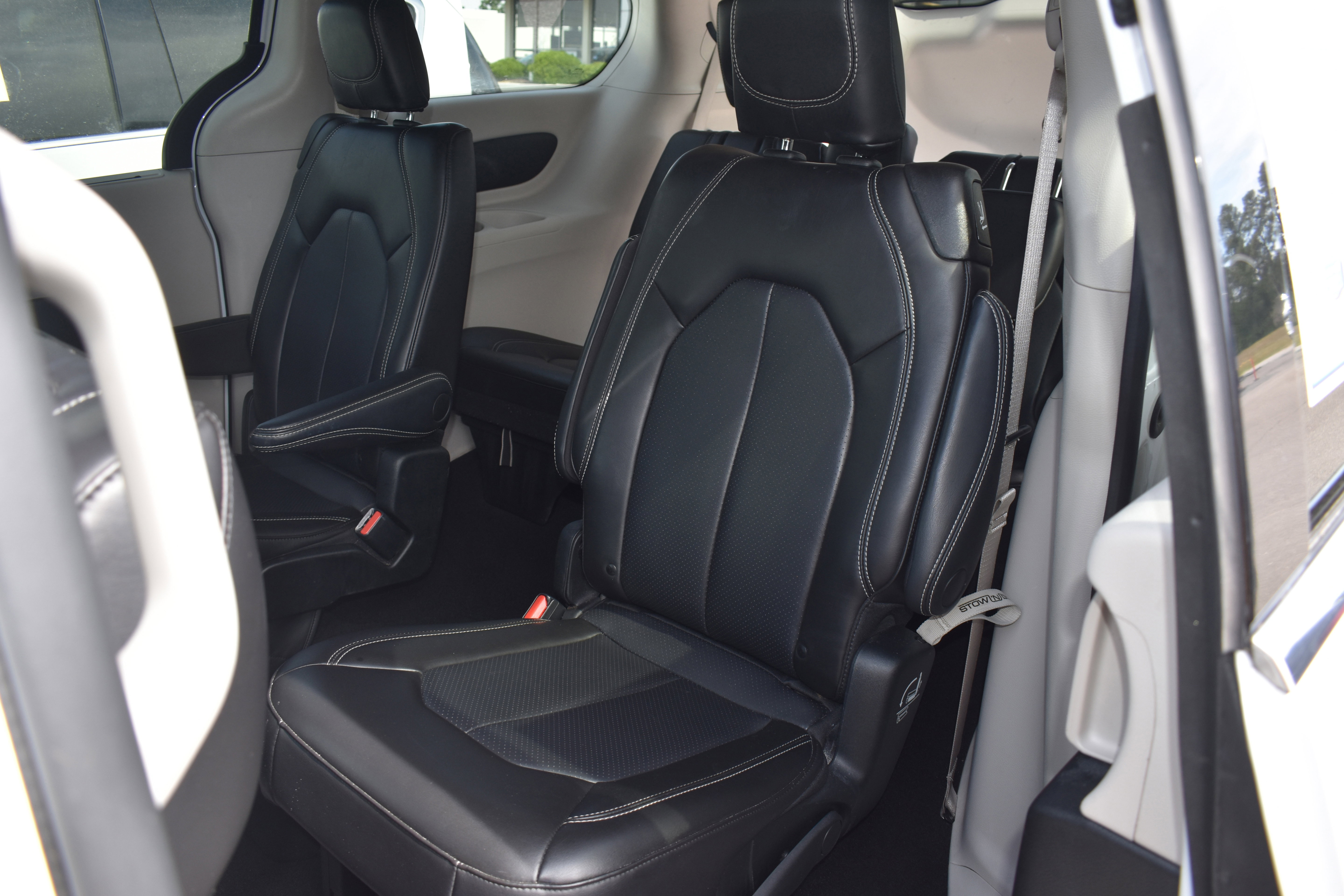 Used 2023 Chrysler Pacifica Touring-L image 30