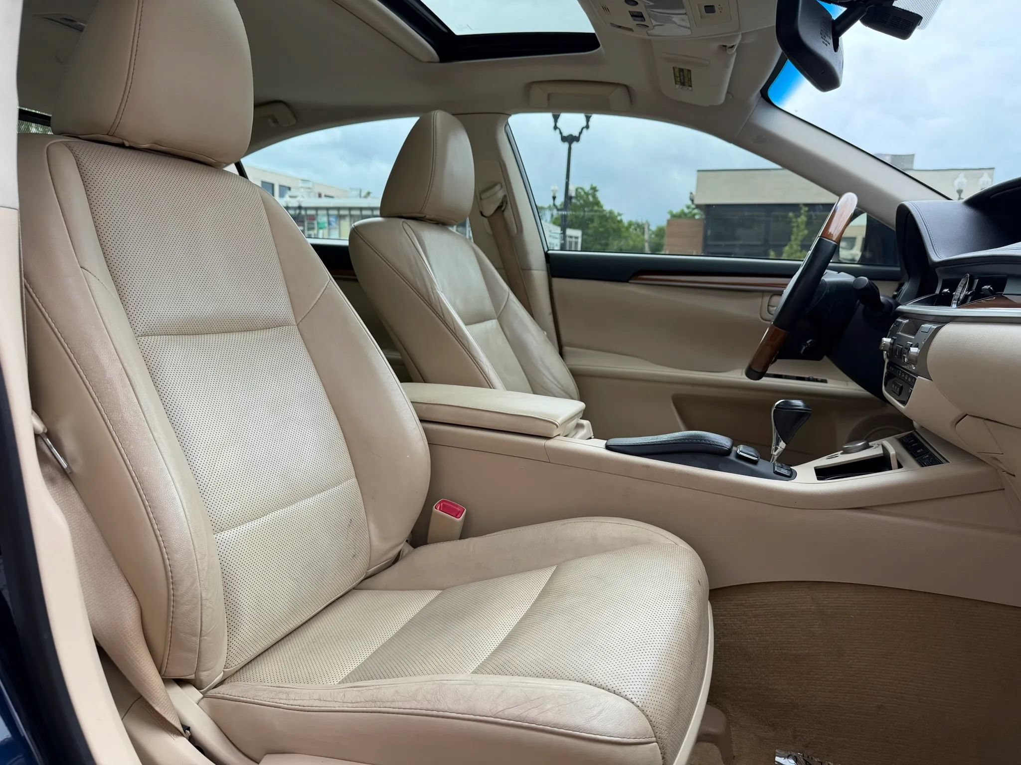 Used 2014 Lexus ES 300h w/ Luxury Package w/Bamboo Trim FWD image 16