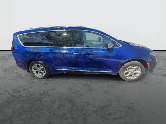 Used 2021 Chrysler Pacifica Limited AWD/4WD image 10