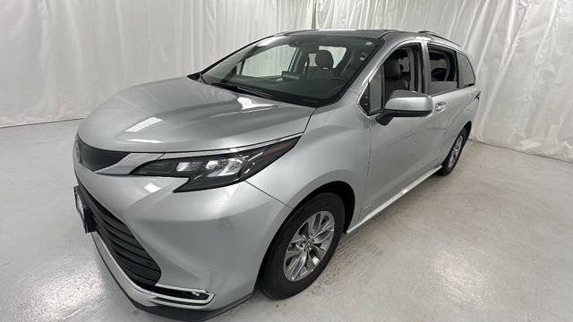 Used 2024 Toyota Sienna XLE image 7
