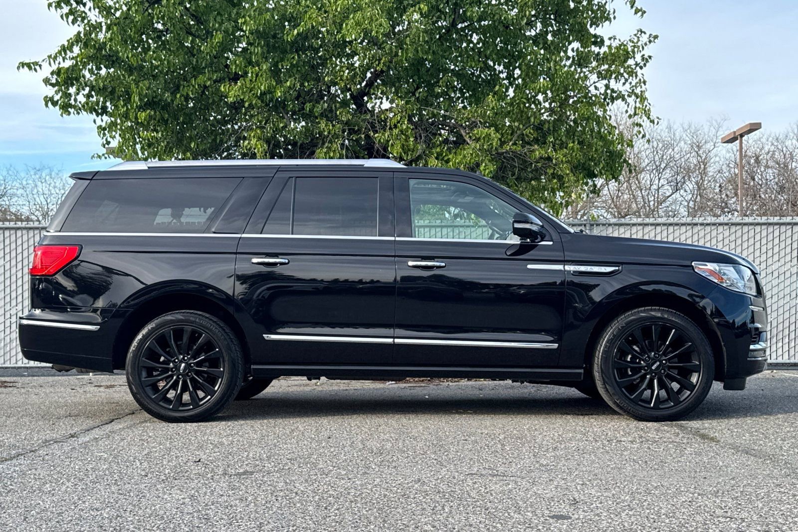 Used 2019 Lincoln Navigator L Select image 3