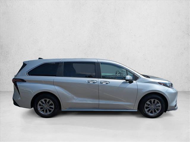 Used 2024 Toyota Sienna LE FWD image 4
