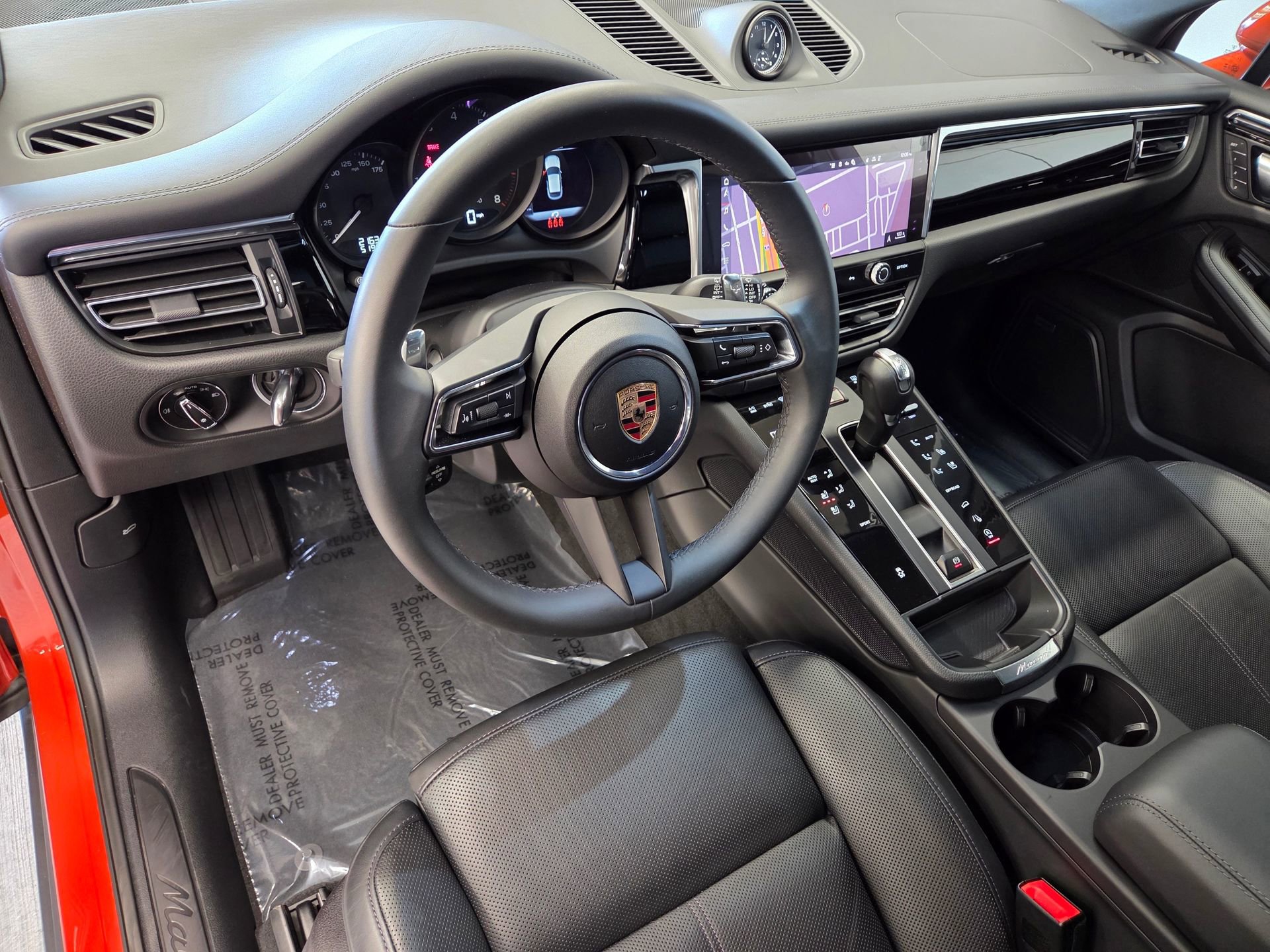 Certified 2025 Porsche Macan AWD/4WD image 4