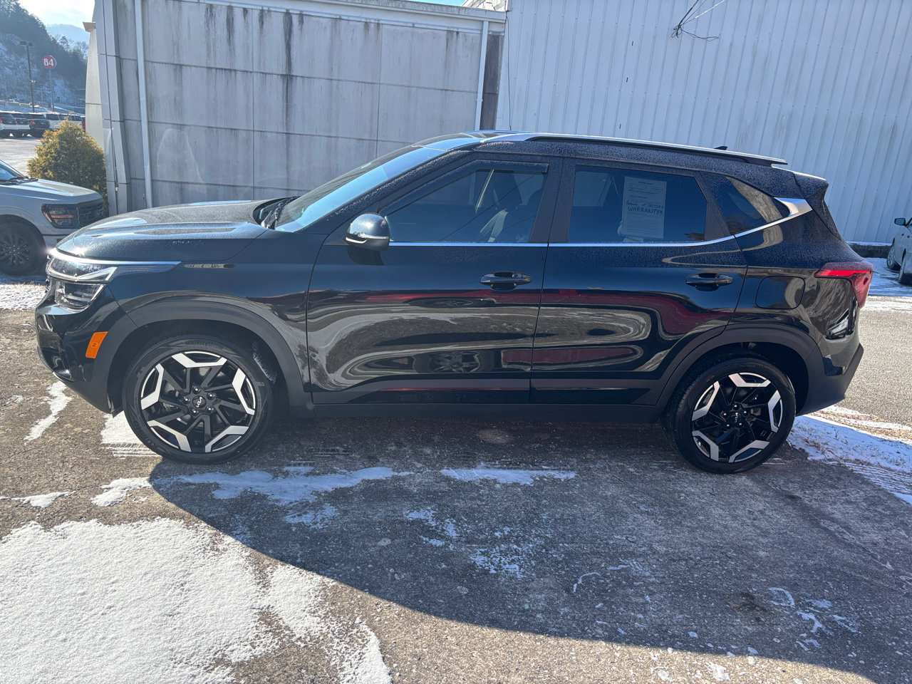 Used 2024 Kia Seltos SX w/ SX Sunroof Package image 2