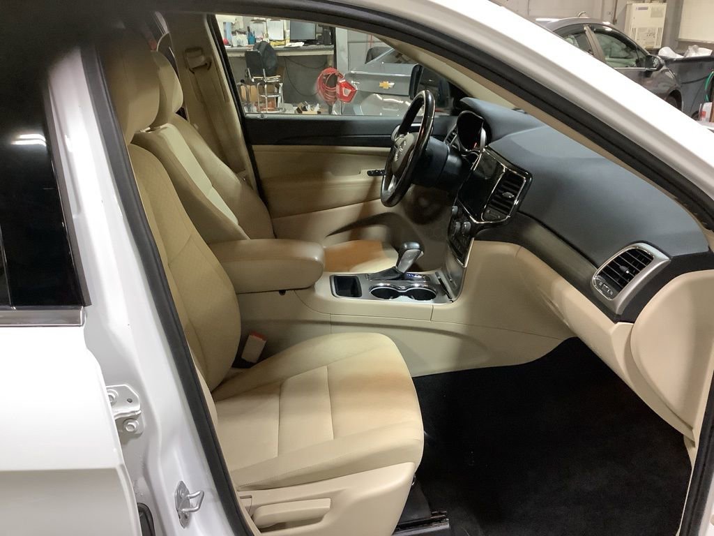 Certified 2022 Jeep Grand Cherokee Laredo E w/ Security & Convenience Group image 20