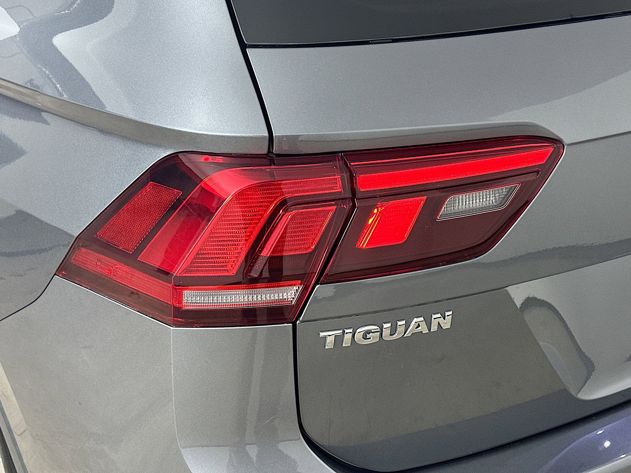 Used 2018 Volkswagen Tiguan S image 40