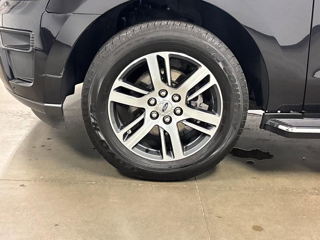 Used 2023 Ford Expedition XLT image 9