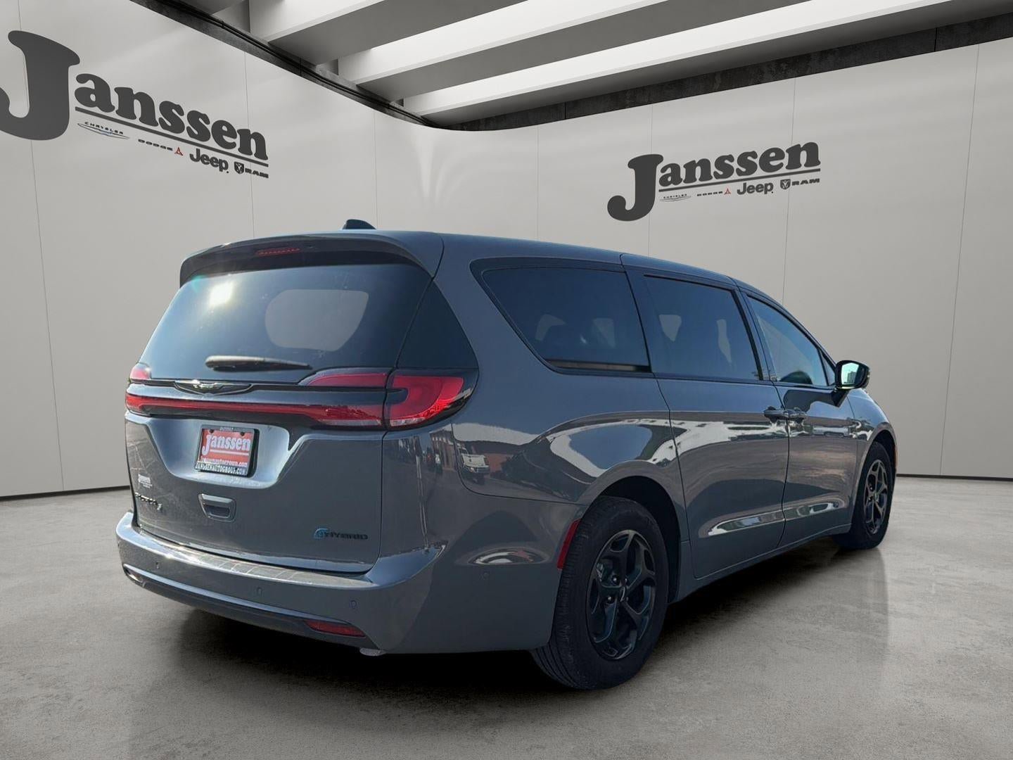 Used 2023 Chrysler Pacifica Touring-L w/ S Appearance Package FWD image 4