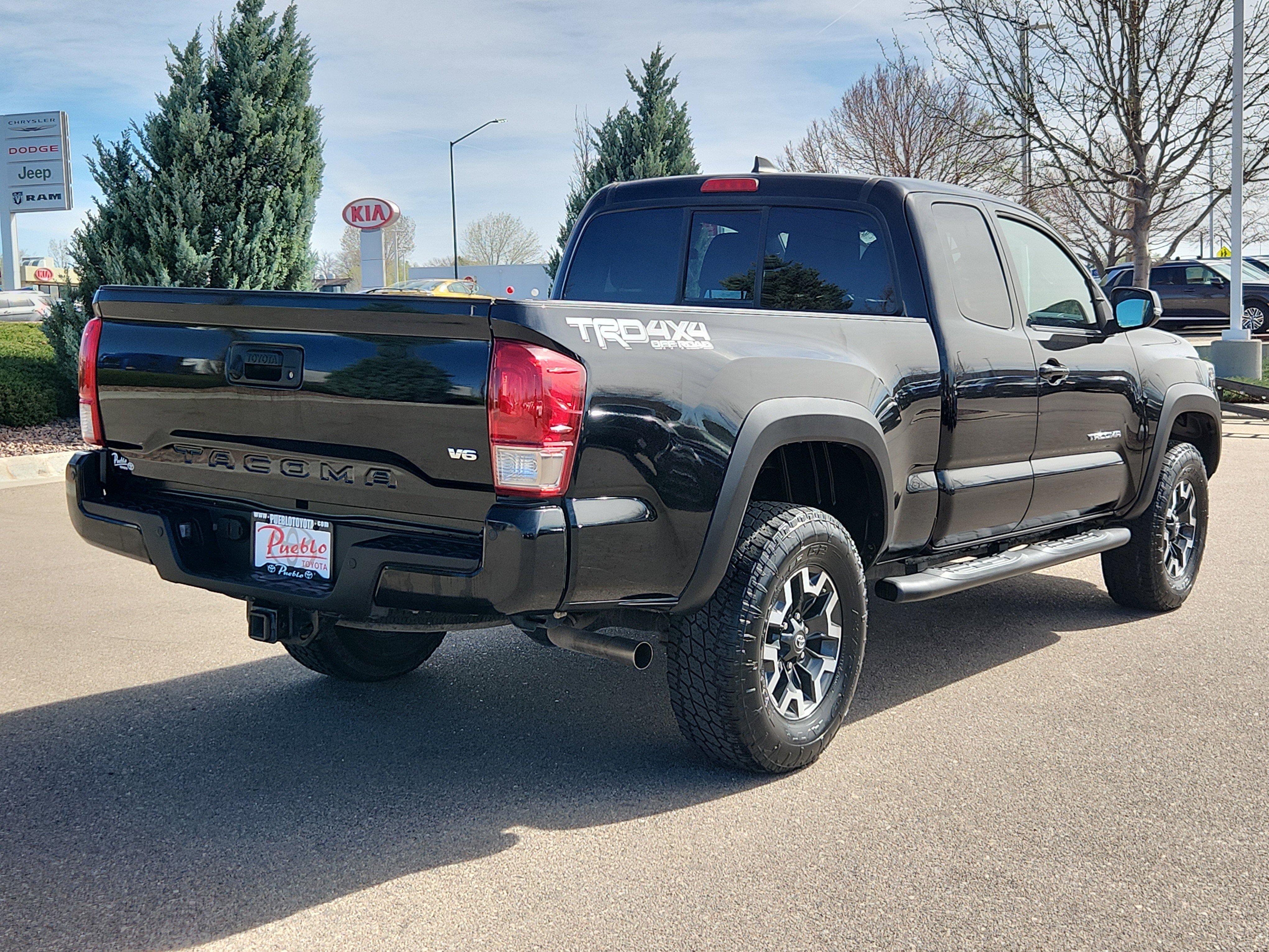 Used 2016 Toyota Tacoma TRD Off-Road w/ Premium & Technology Package image 3